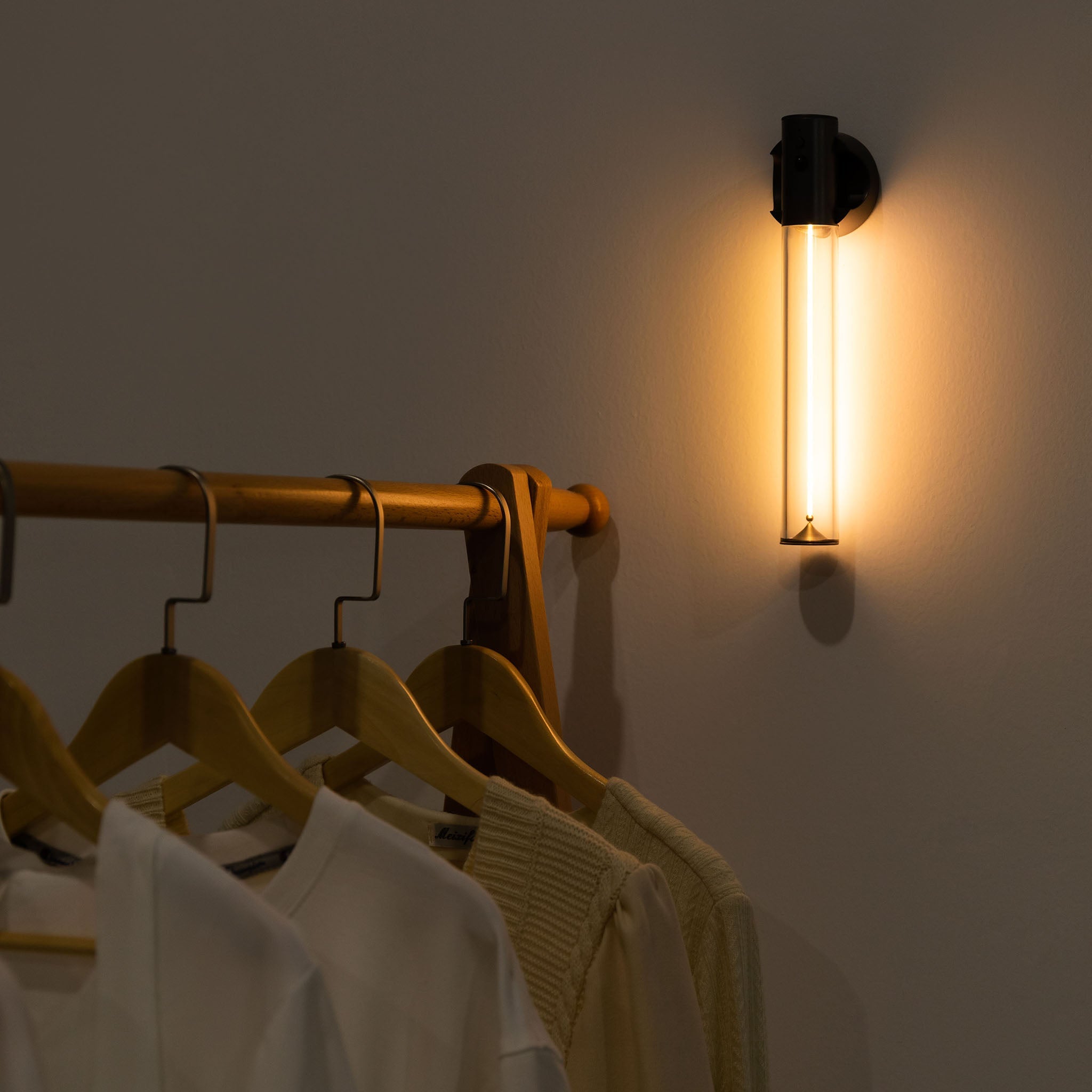 Motion Sensor LED Night Light: Auge Light is a portable, rechargeable night lamp ideal for bedroom, hallway, and closet. - Auge Light